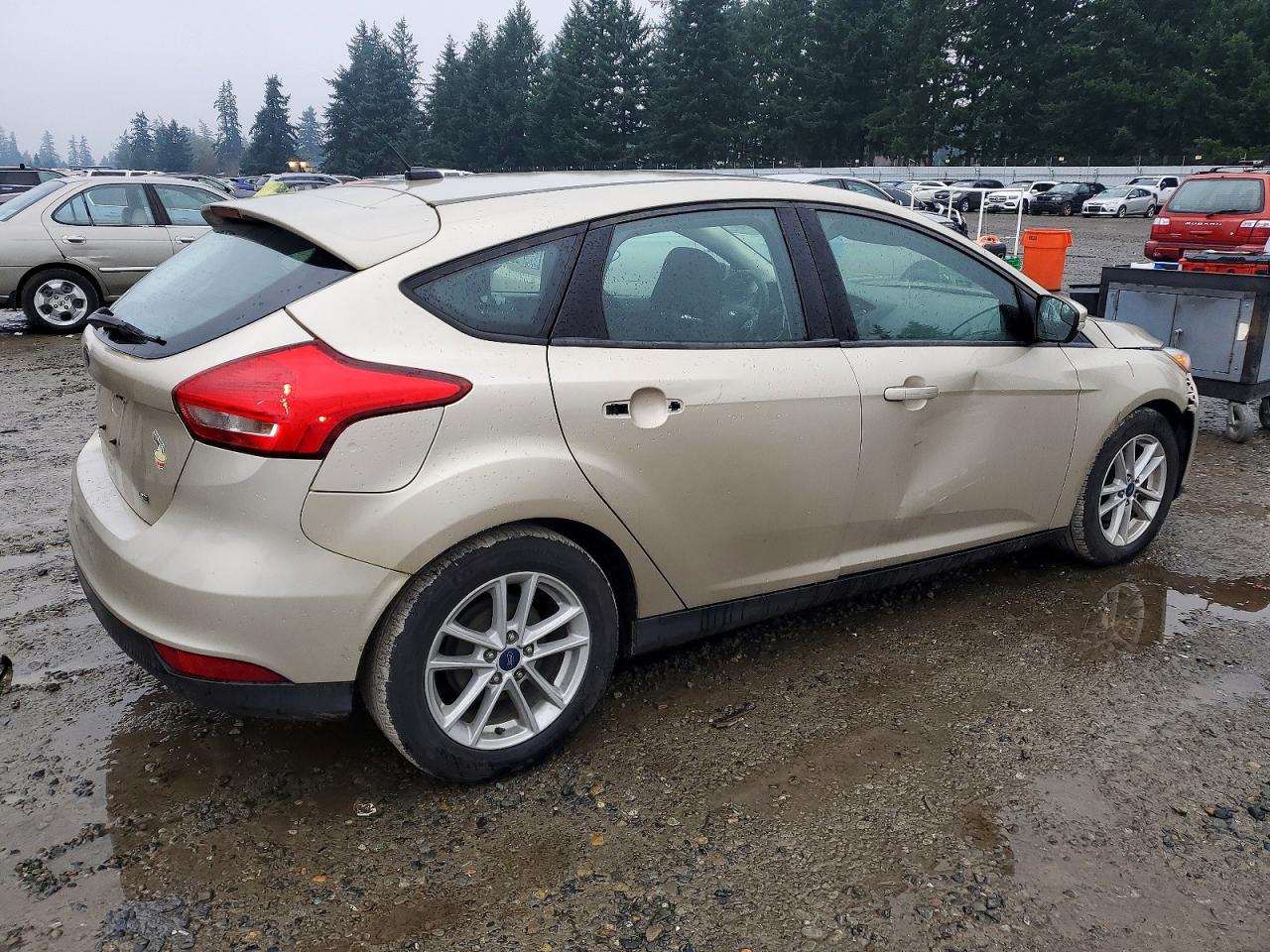 2017 FORD FOCUS SE photo 3