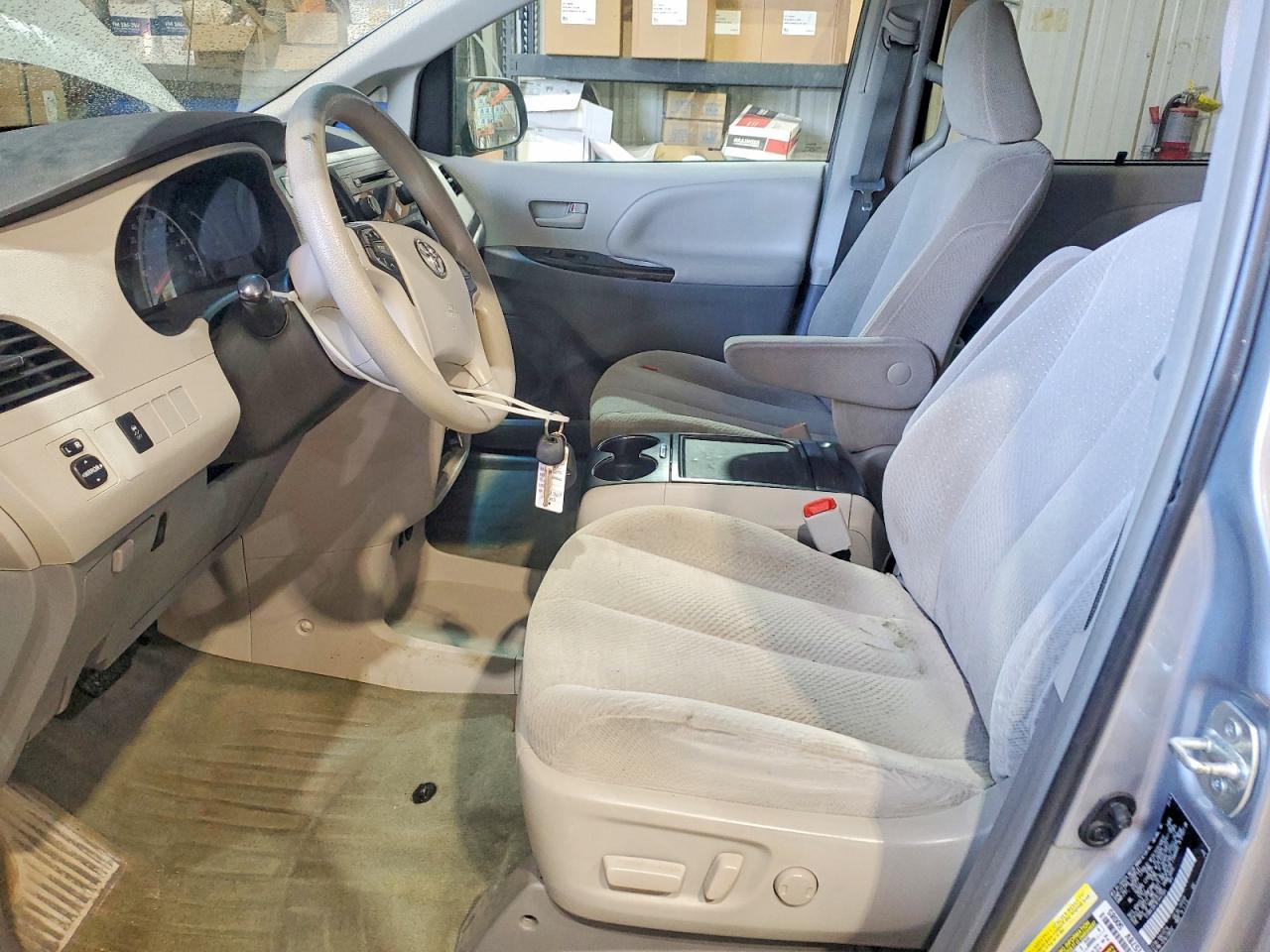 2014 TOYOTA SIENNA LE photo 19