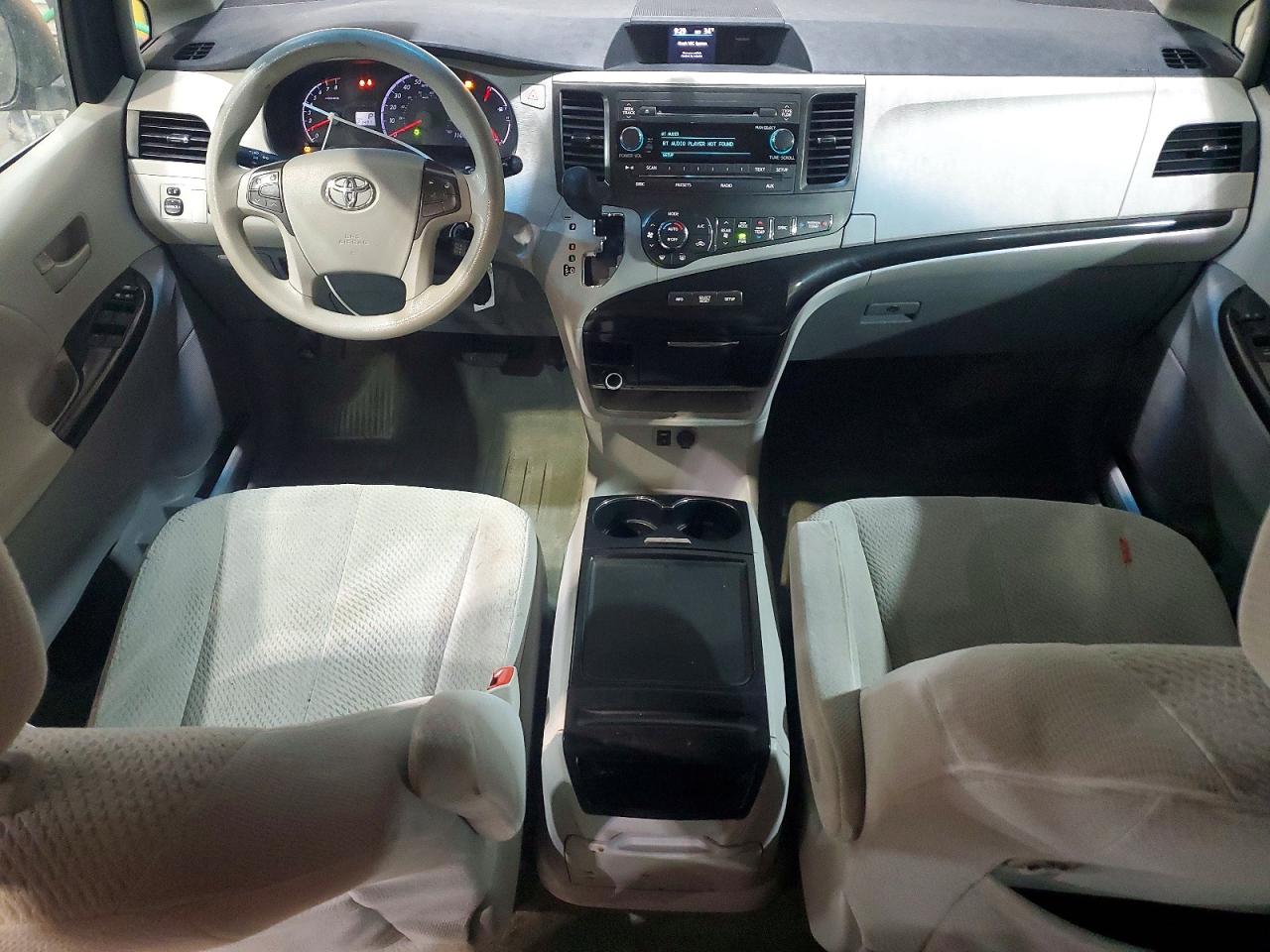 2014 TOYOTA SIENNA LE photo 22