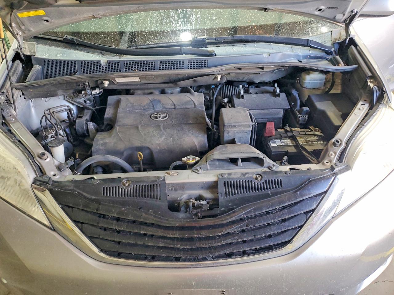2014 TOYOTA SIENNA LE photo 34