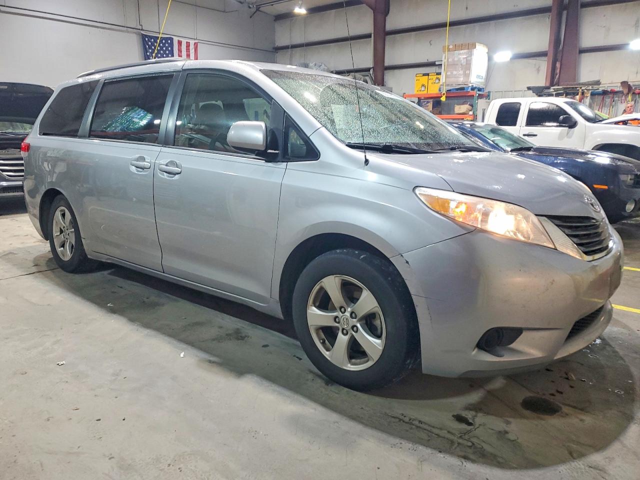 2014 TOYOTA SIENNA LE photo 10