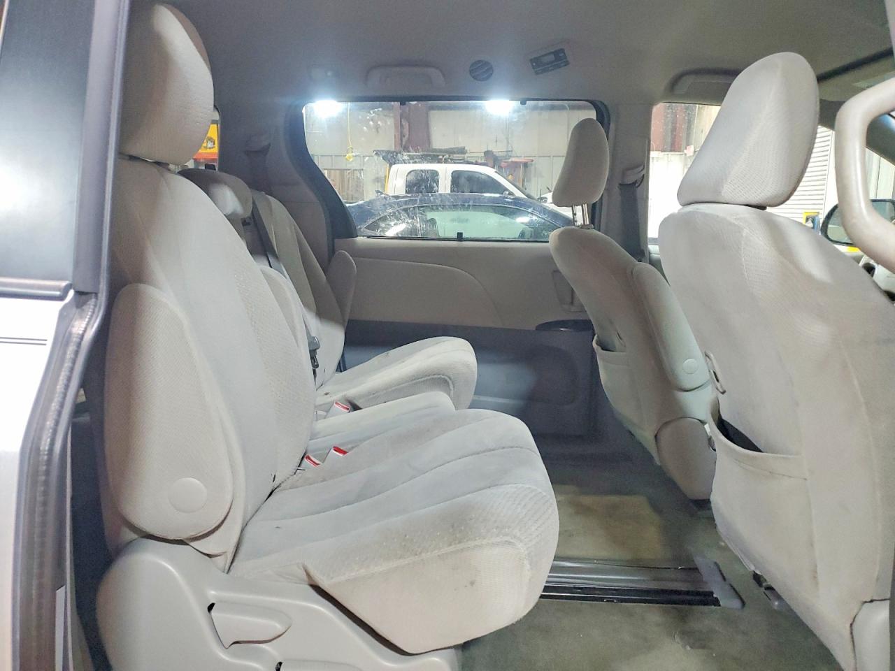 2014 TOYOTA SIENNA LE photo 31