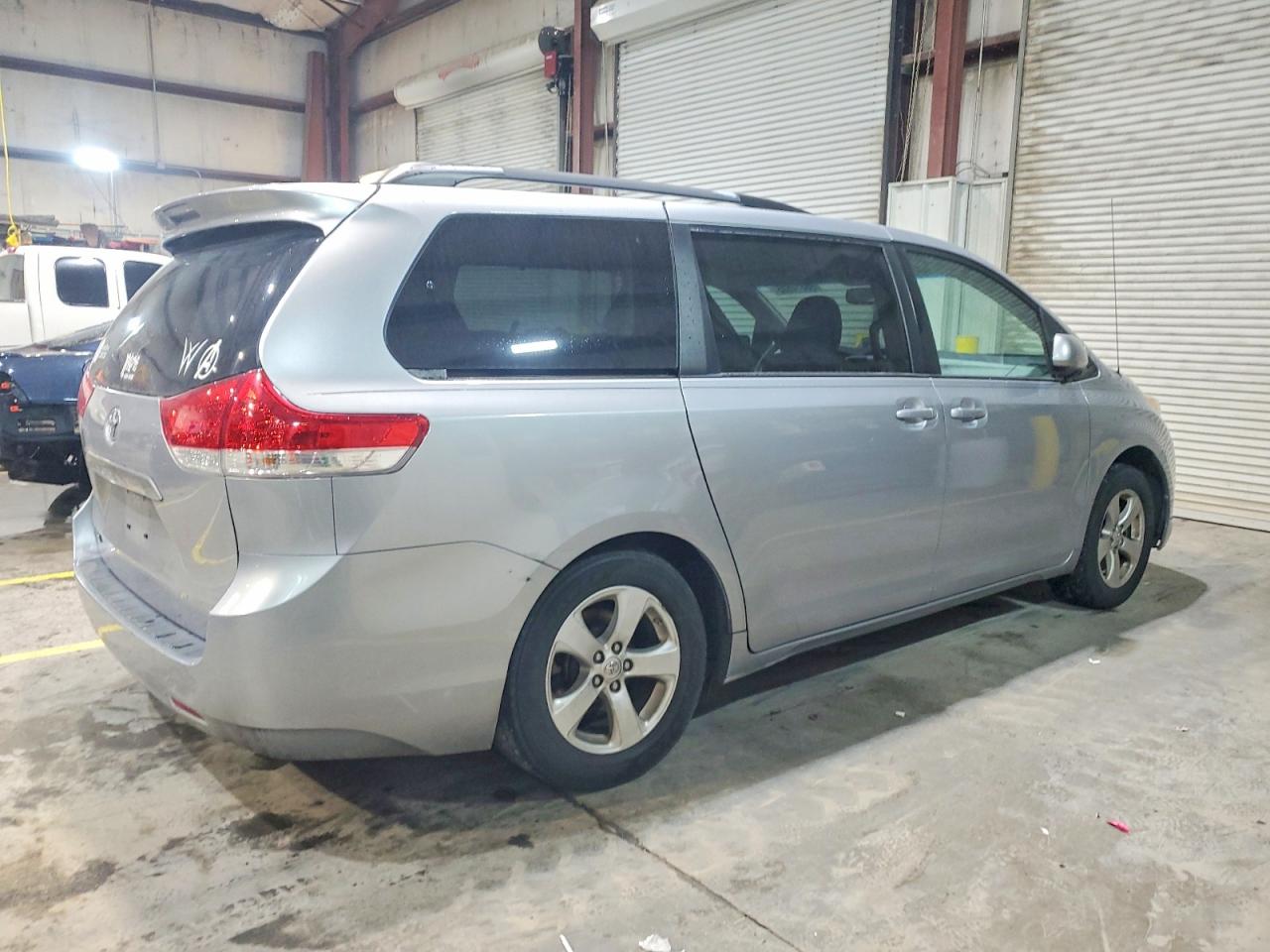 2014 TOYOTA SIENNA LE photo 7