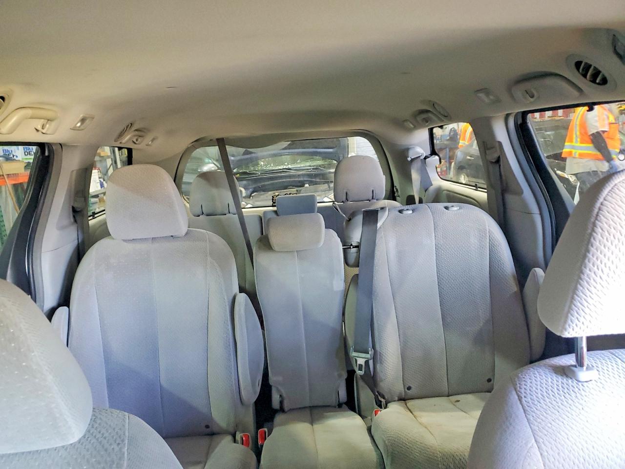 2014 TOYOTA SIENNA LE photo 28