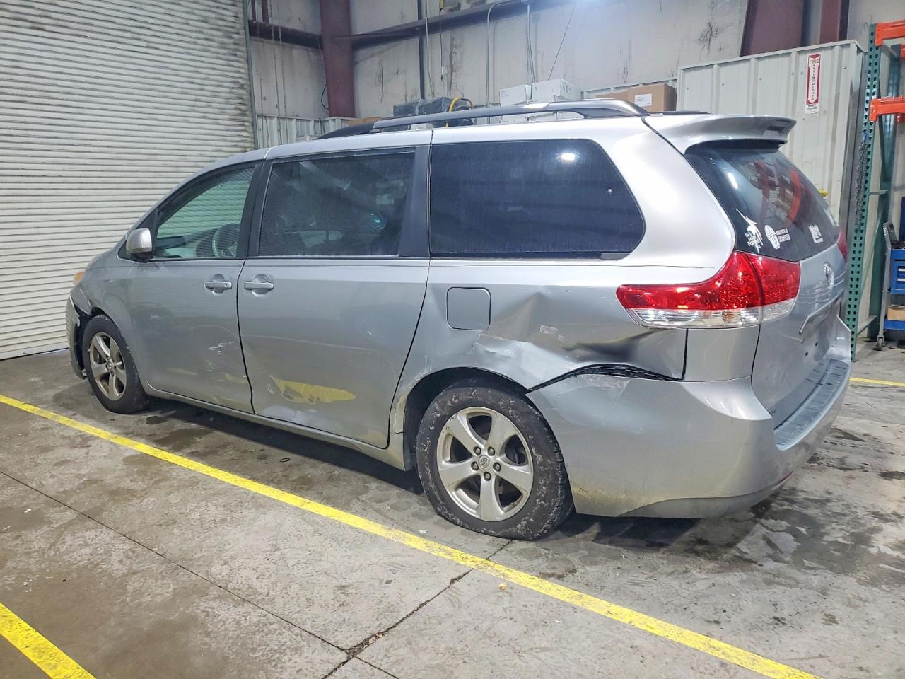 2014 TOYOTA SIENNA LE photo 4