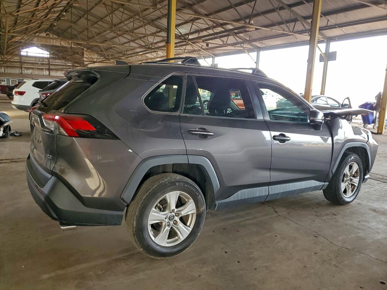 2019 TOYOTA RAV4 XLE photo 3
