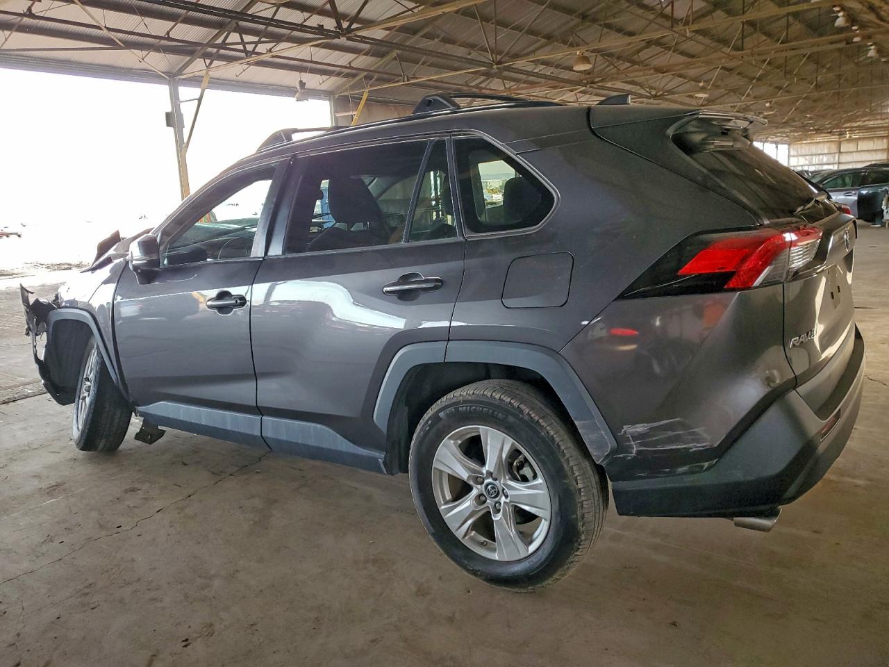 2019 TOYOTA RAV4 XLE photo 2