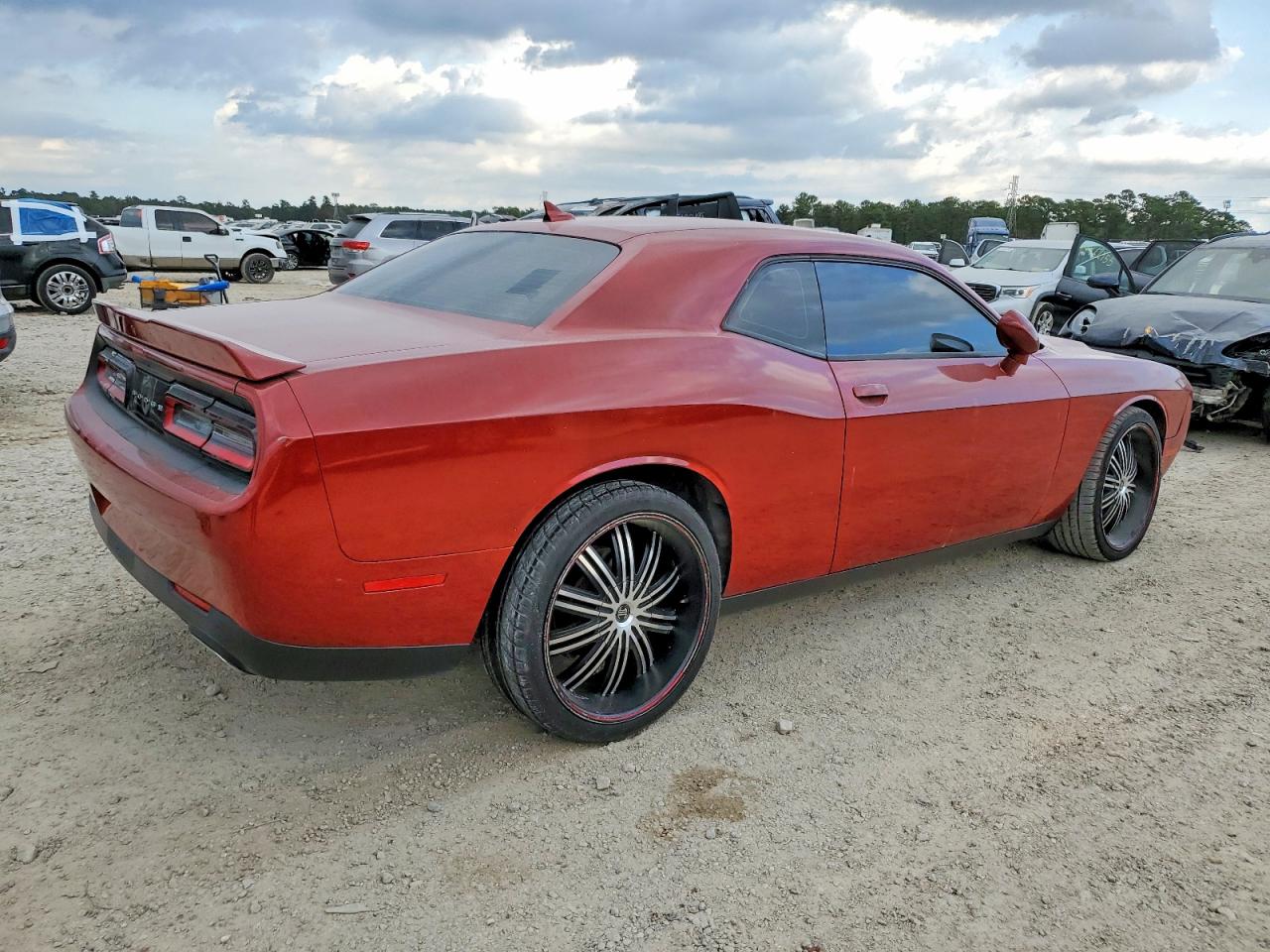 2016 DODGE CHALLENGER SXT photo 5