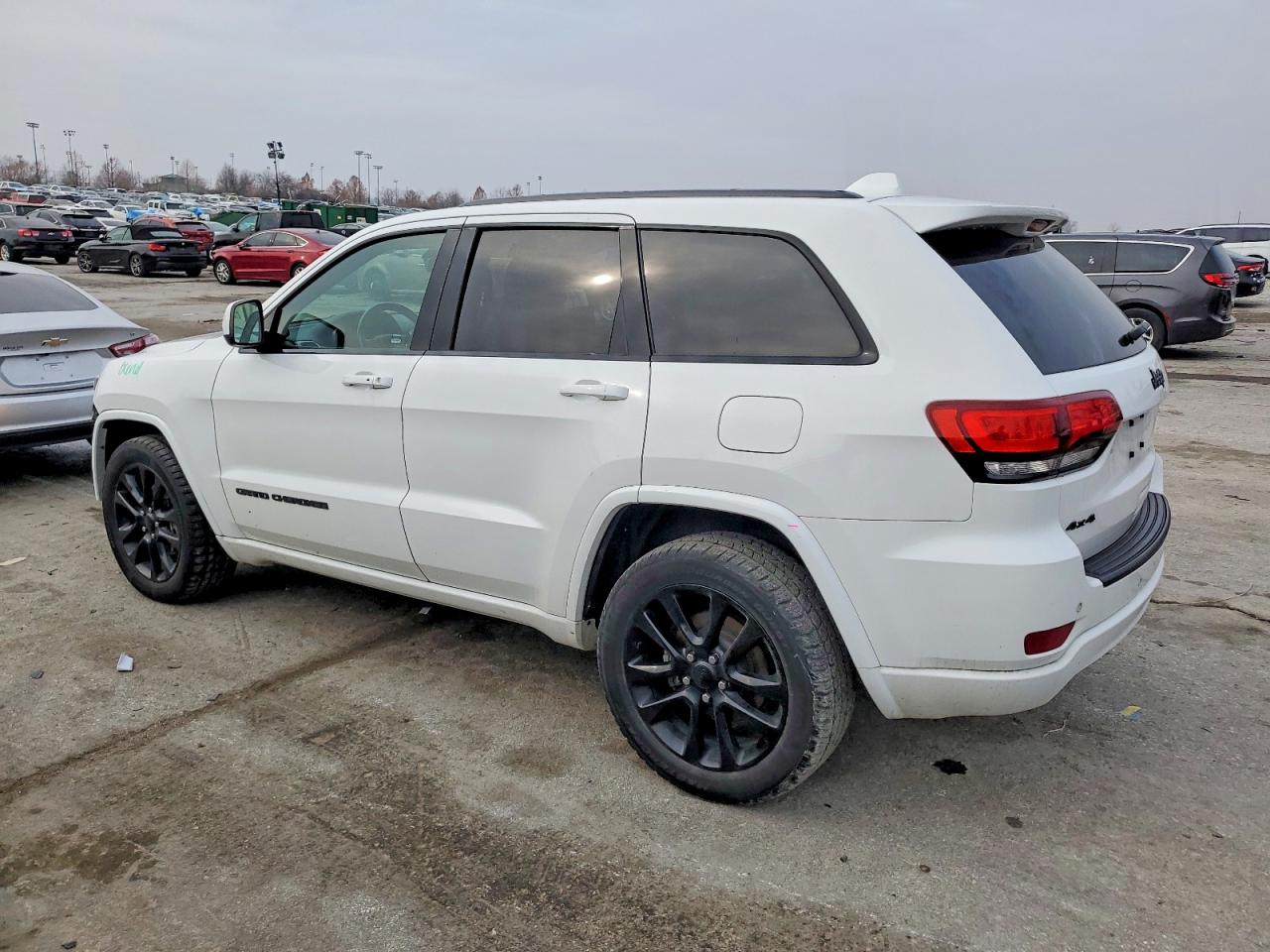 2020 JEEP GRAND CHEROKEE LAREDO photo 2