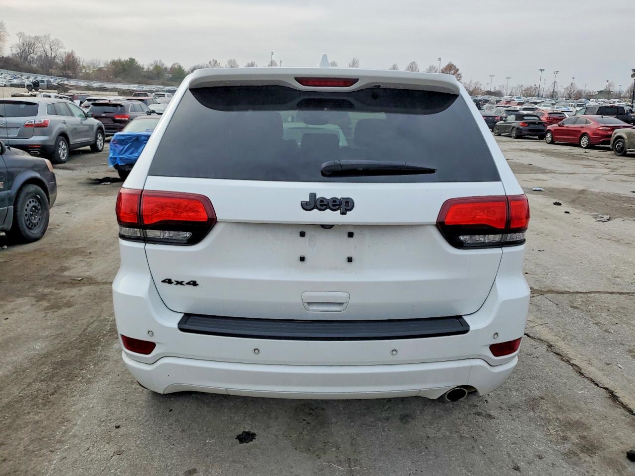 2020 JEEP GRAND CHEROKEE LAREDO photo 6