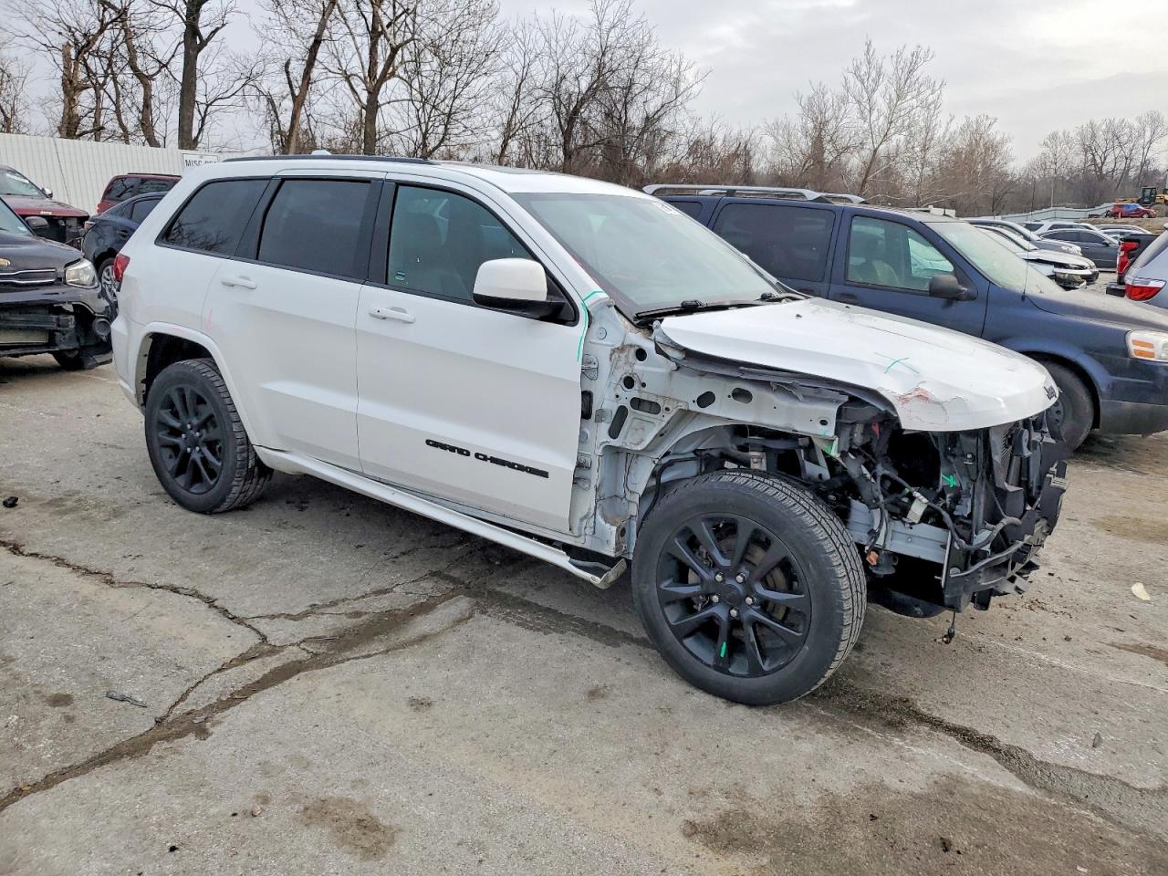 2020 JEEP GRAND CHEROKEE LAREDO photo 4