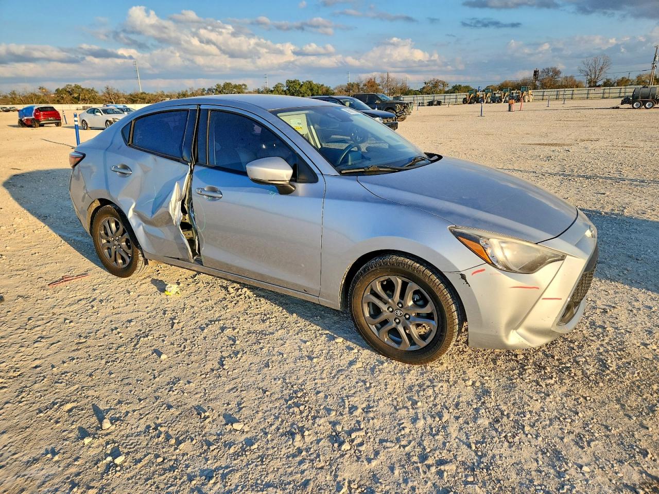 2019 TOYOTA YARIS L photo 4