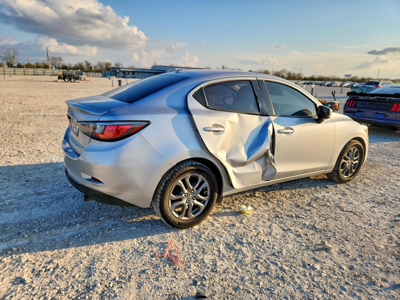 2019 TOYOTA YARIS L photo 3