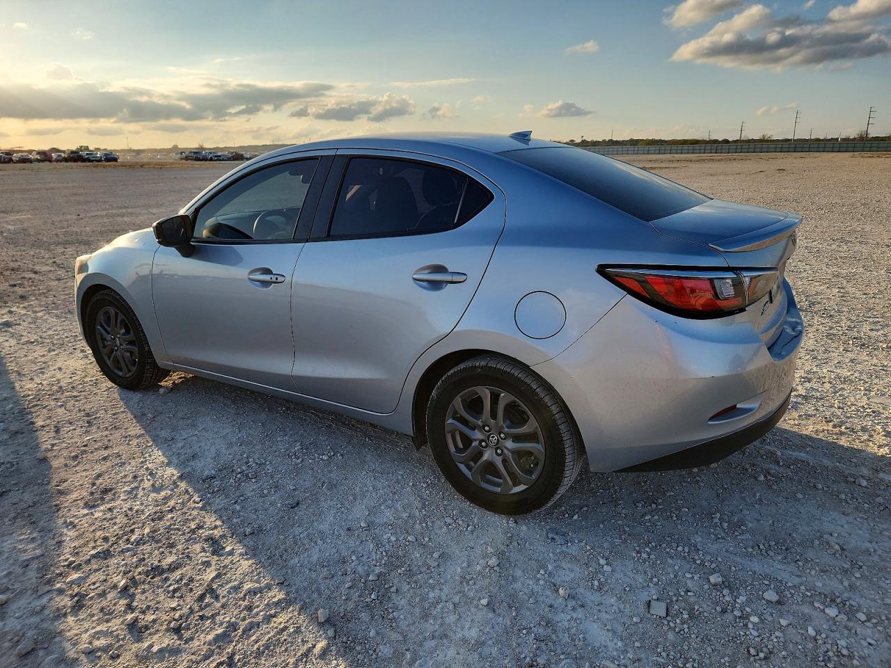 2019 TOYOTA YARIS L photo 2