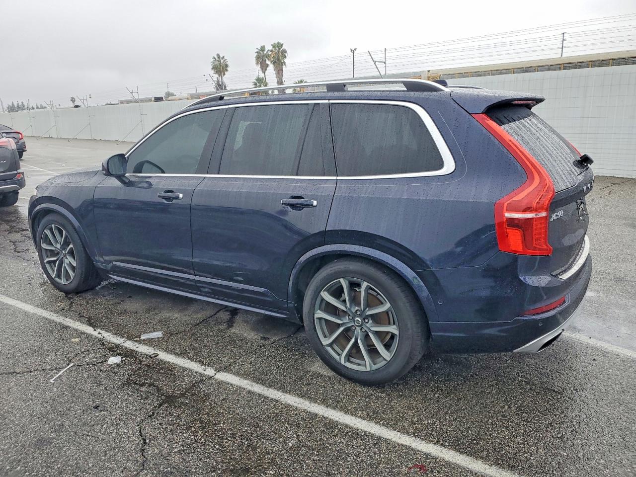 2019 VOLVO XC90 T6 MOMENTUM photo 2