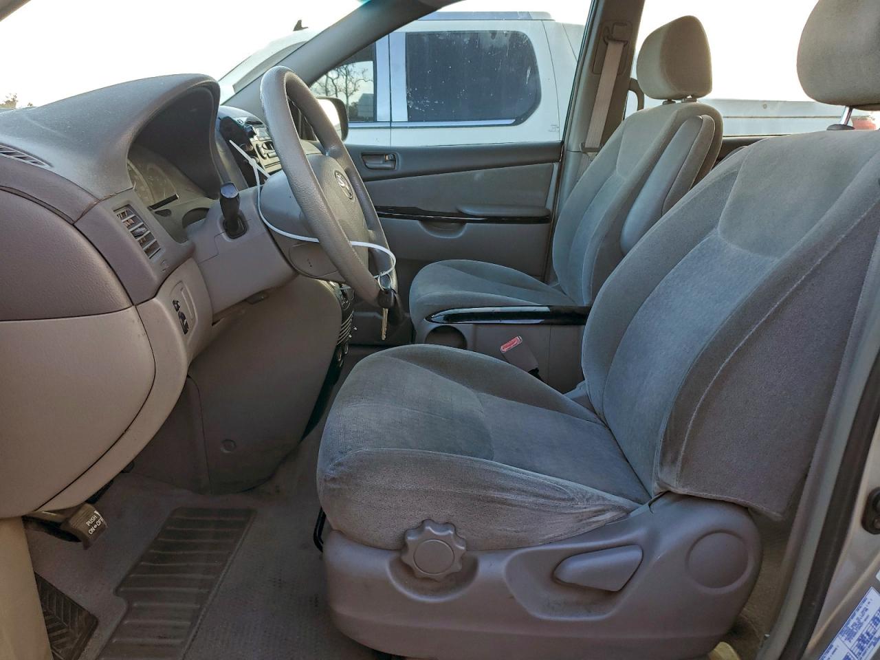2004 TOYOTA SIENNA CE photo 7