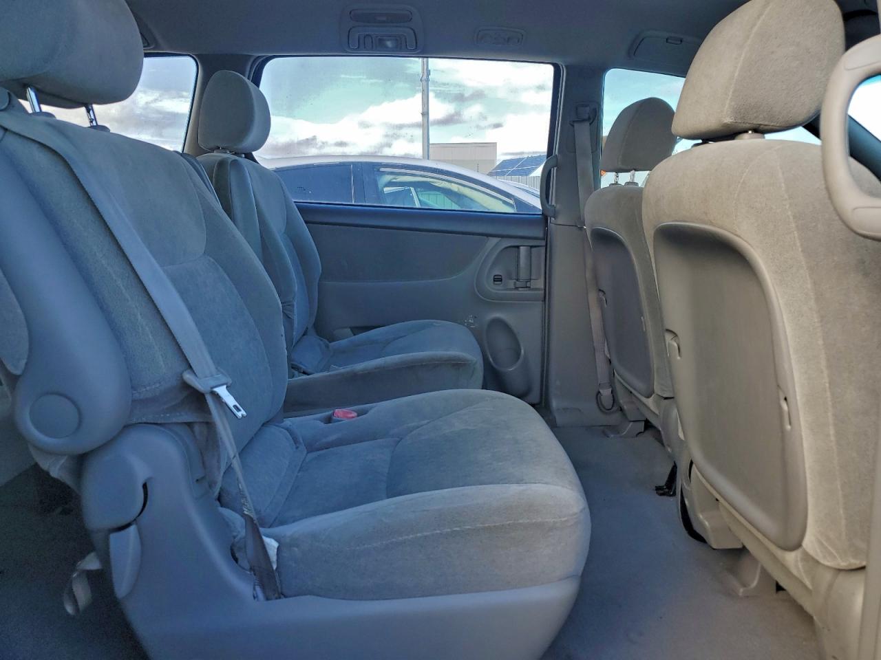 2004 TOYOTA SIENNA CE photo 11
