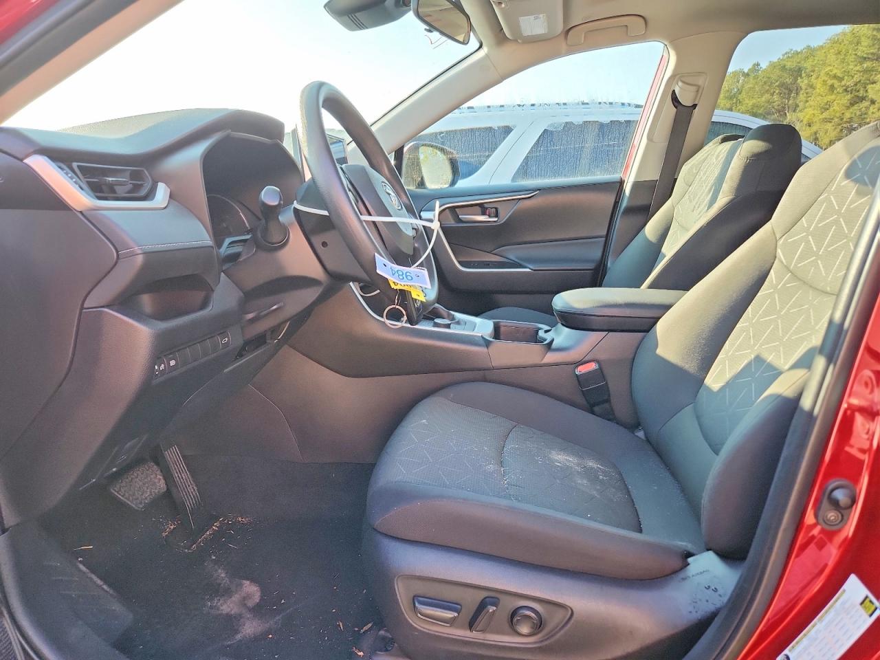 2024 TOYOTA RAV4 XLE photo 7