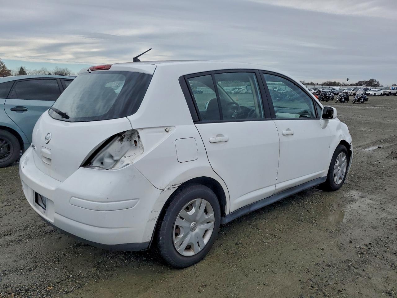 2011 NISSAN VERSA S photo 3