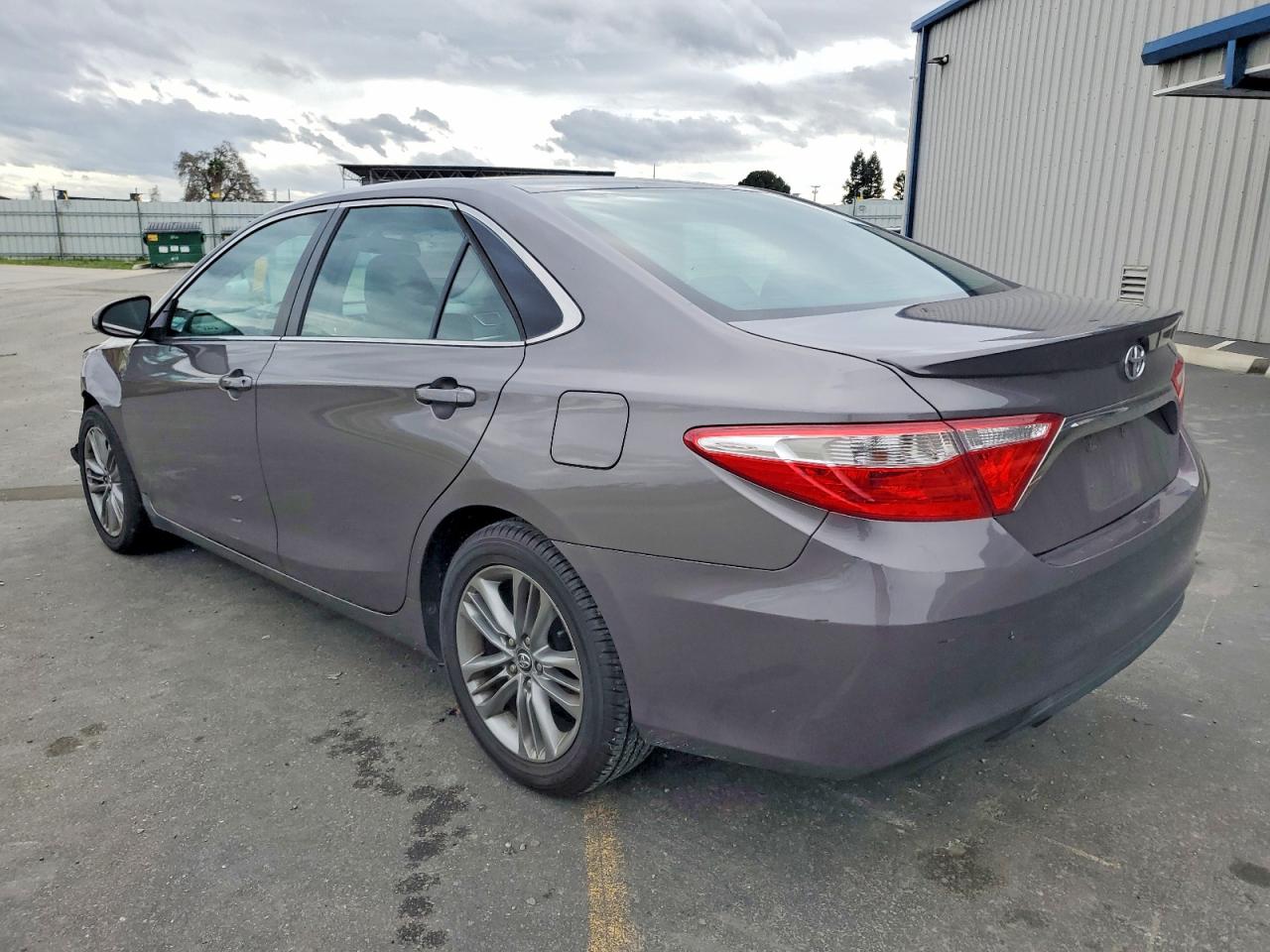 2017 TOYOTA CAMRY LE photo 2