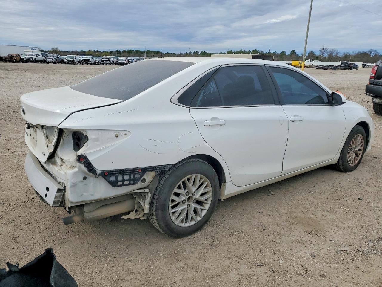 2016 TOYOTA CAMRY LE photo 3