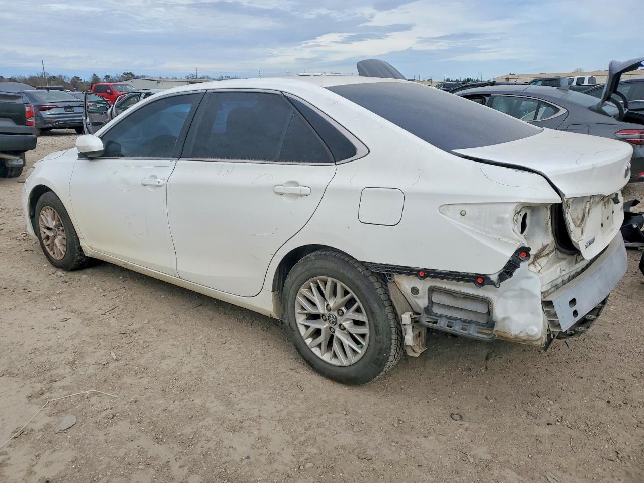 2016 TOYOTA CAMRY LE photo 2
