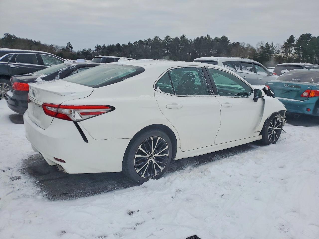 2018 TOYOTA CAMRY L photo 3