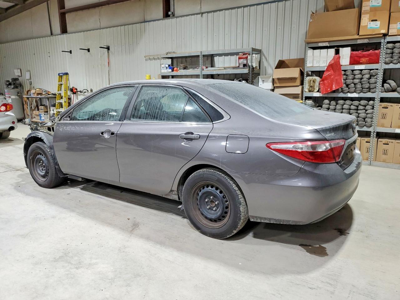 2015 TOYOTA CAMRY LE photo 2