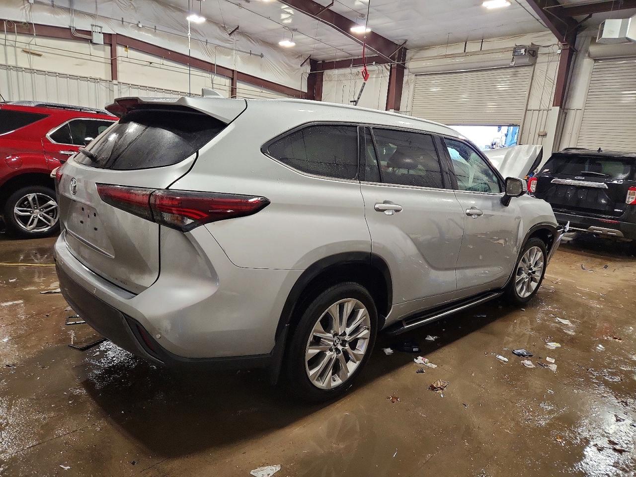 2024 TOYOTA HIGHLANDER LE photo 3