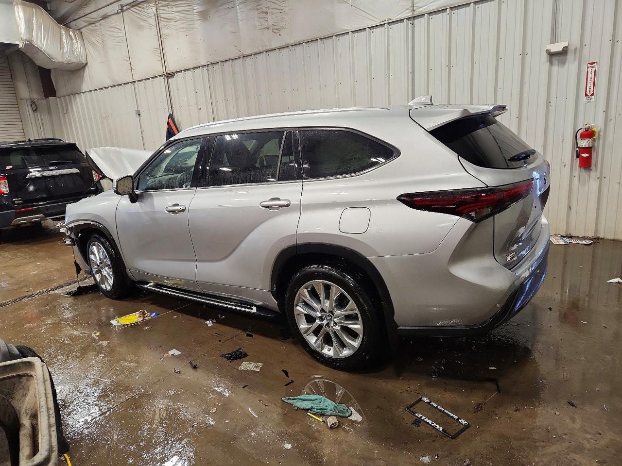2024 TOYOTA HIGHLANDER LE photo 2