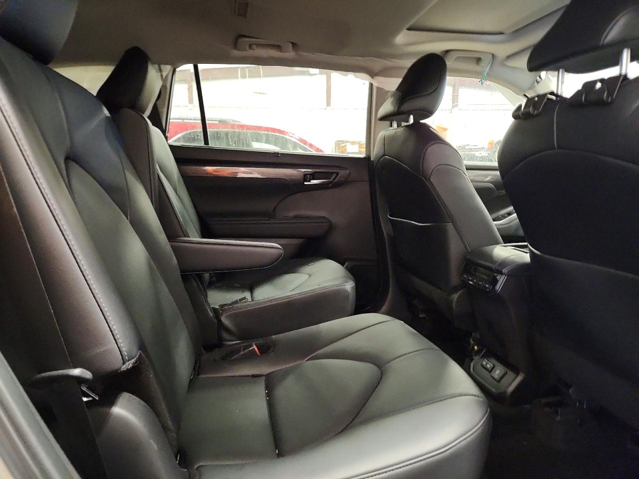 2024 TOYOTA HIGHLANDER LE photo 11