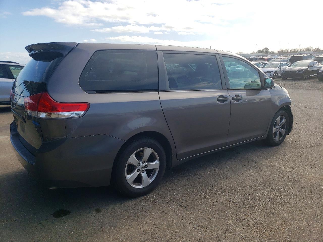 2013 TOYOTA SIENNA photo 3