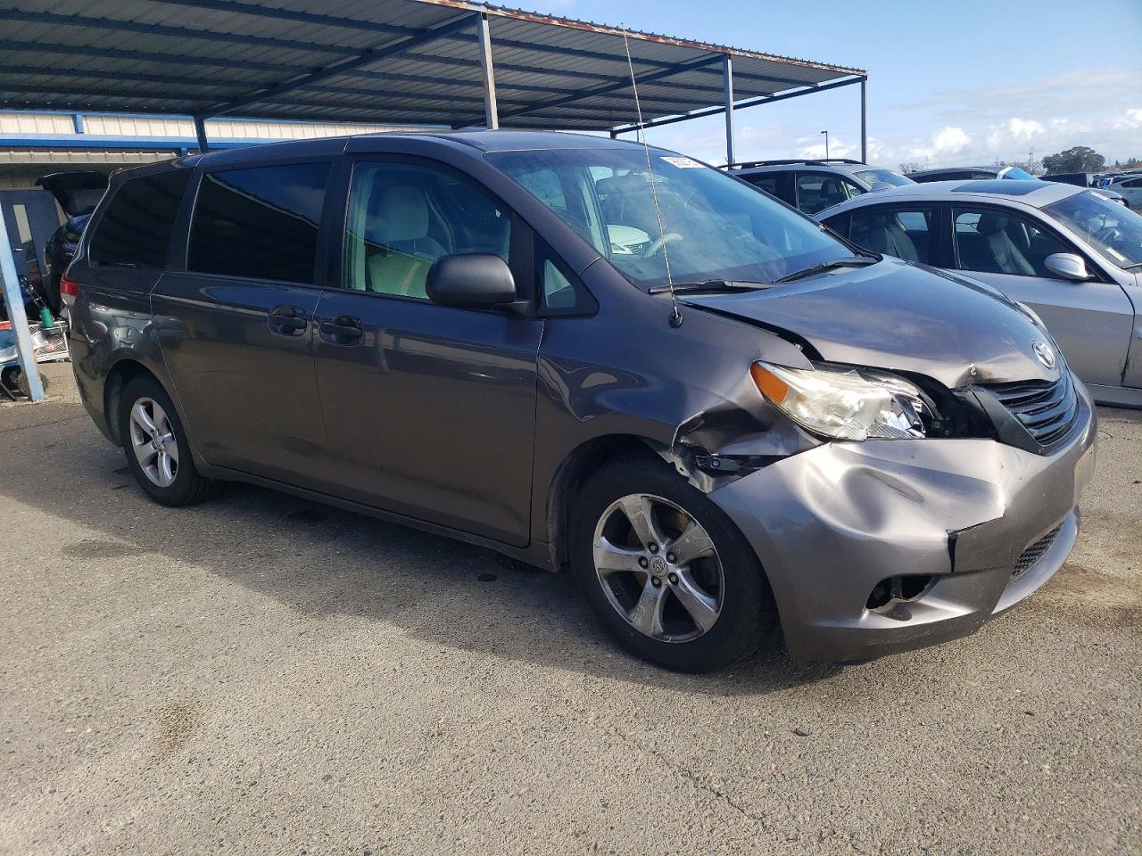 2013 TOYOTA SIENNA photo 4