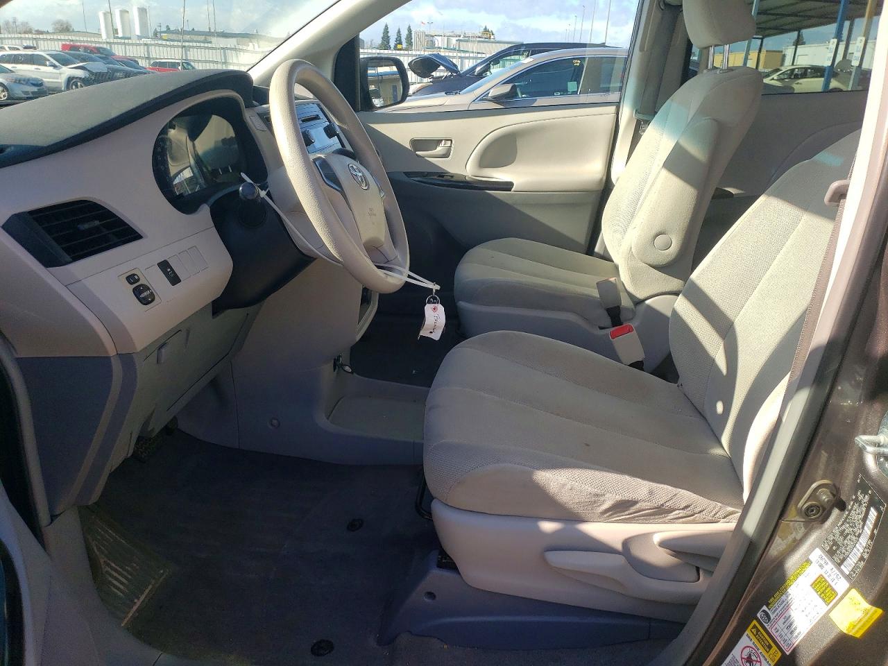 2013 TOYOTA SIENNA photo 7