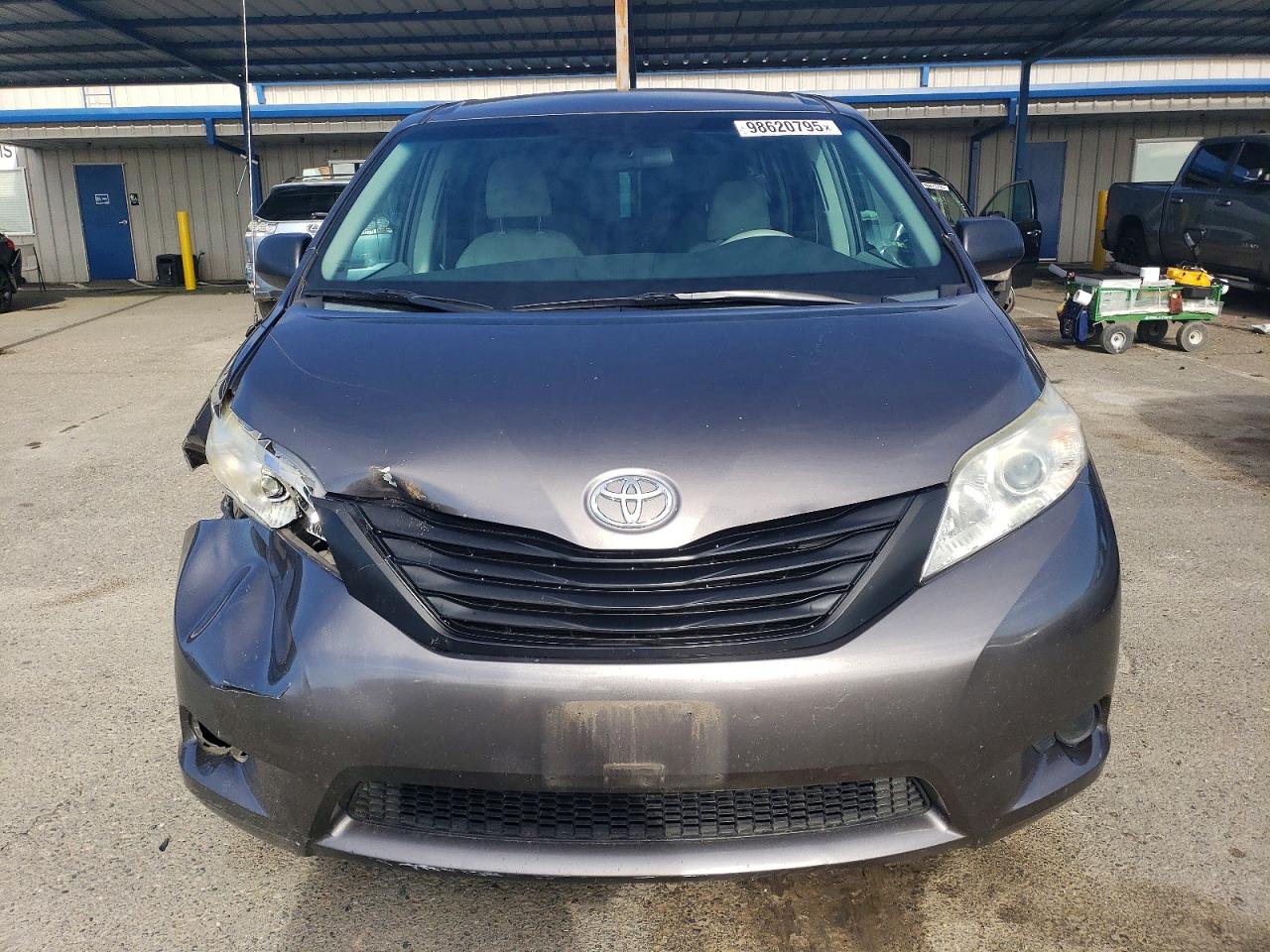 2013 TOYOTA SIENNA photo 5