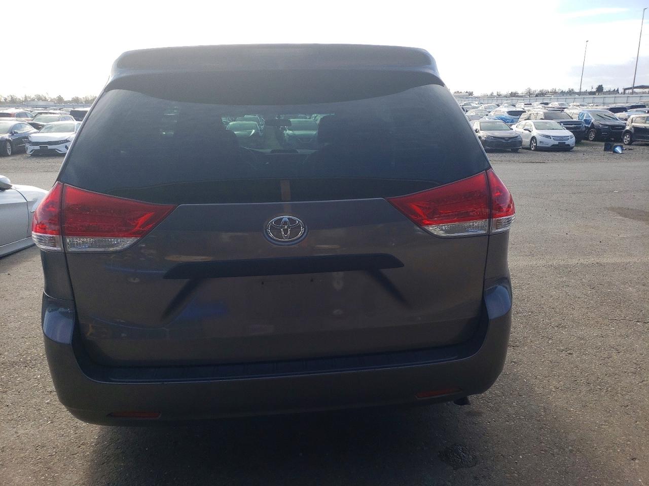 2013 TOYOTA SIENNA photo 6