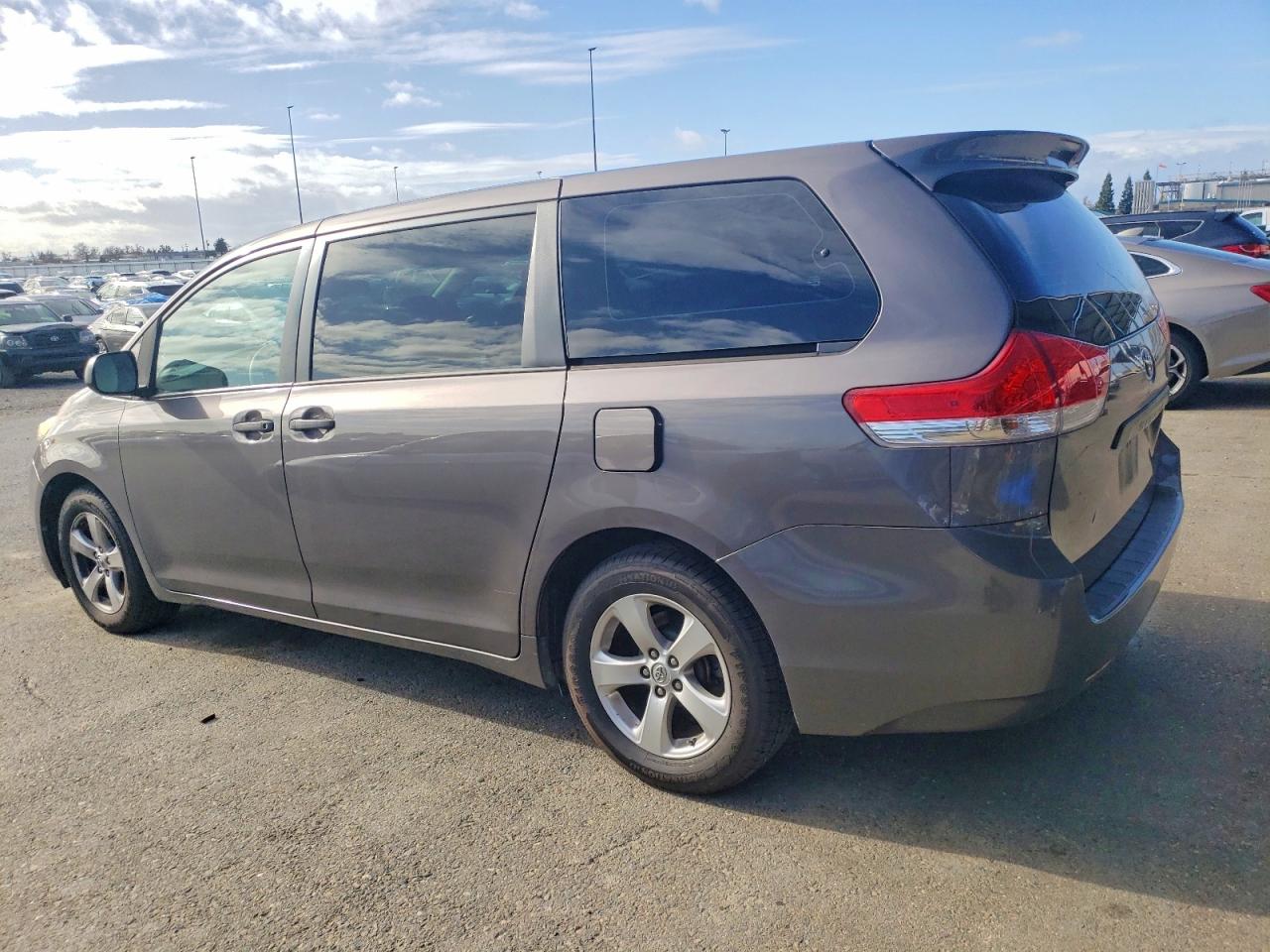 2013 TOYOTA SIENNA photo 2