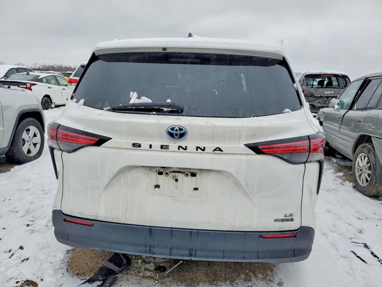 2021 TOYOTA SIENNA LE photo 6