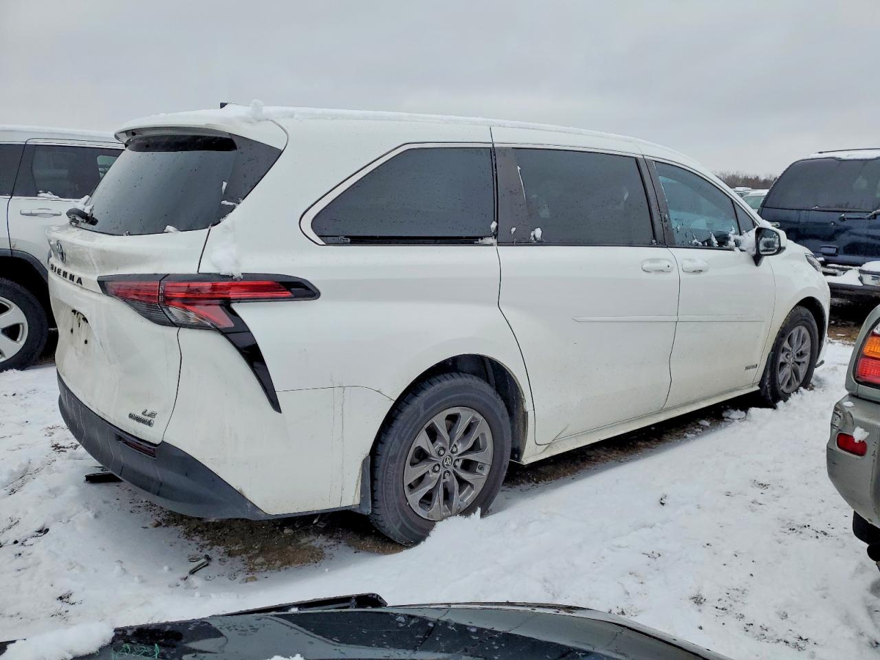 2021 TOYOTA SIENNA LE photo 3