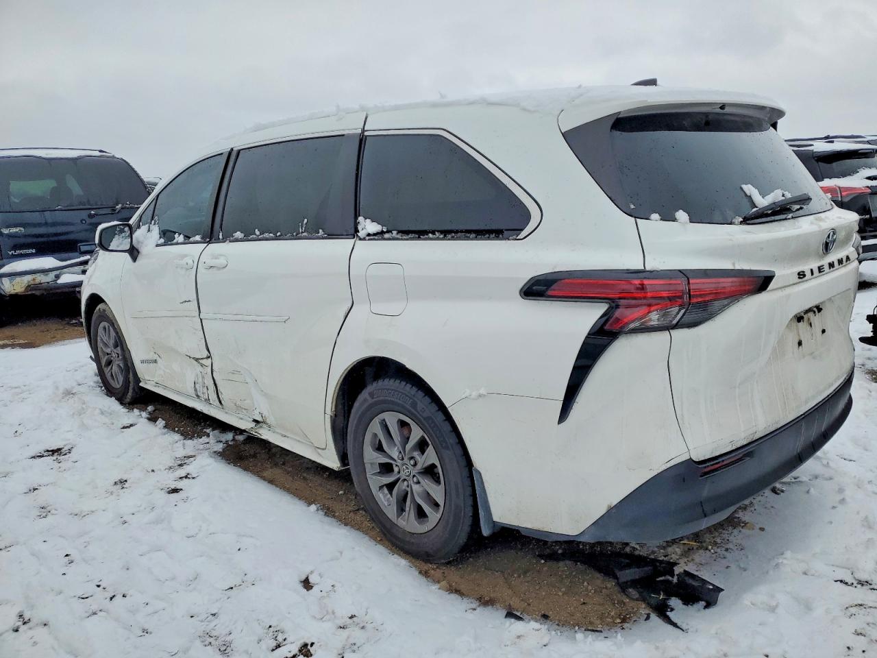 2021 TOYOTA SIENNA LE photo 2