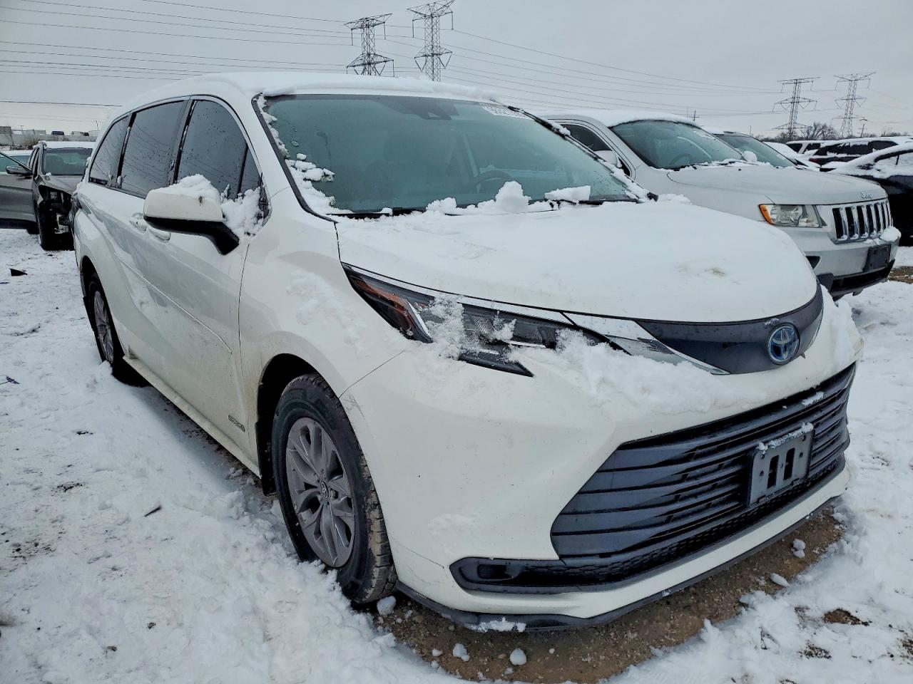 2021 TOYOTA SIENNA LE photo 4