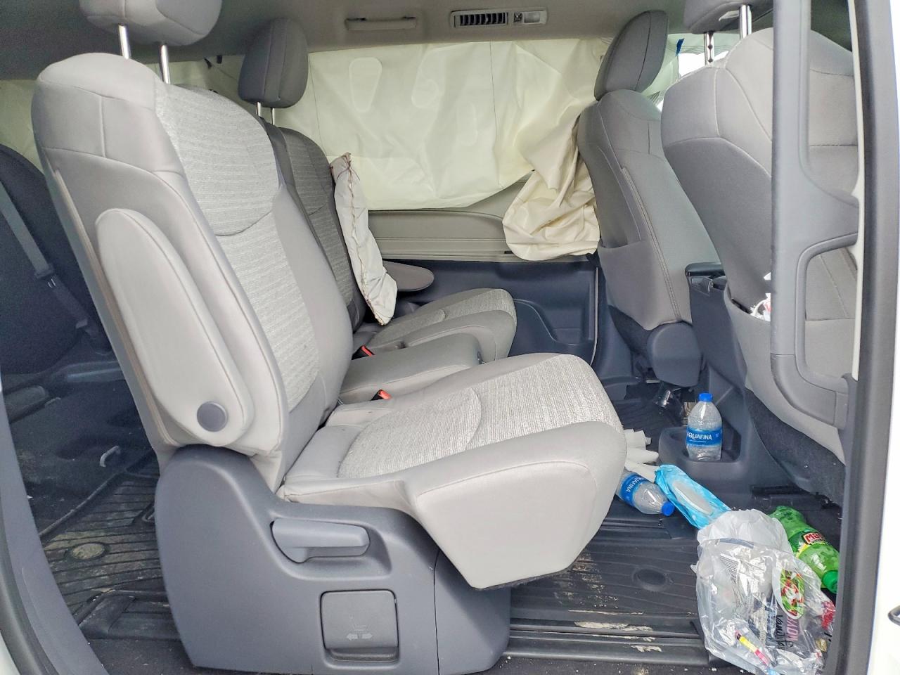 2021 TOYOTA SIENNA LE photo 10