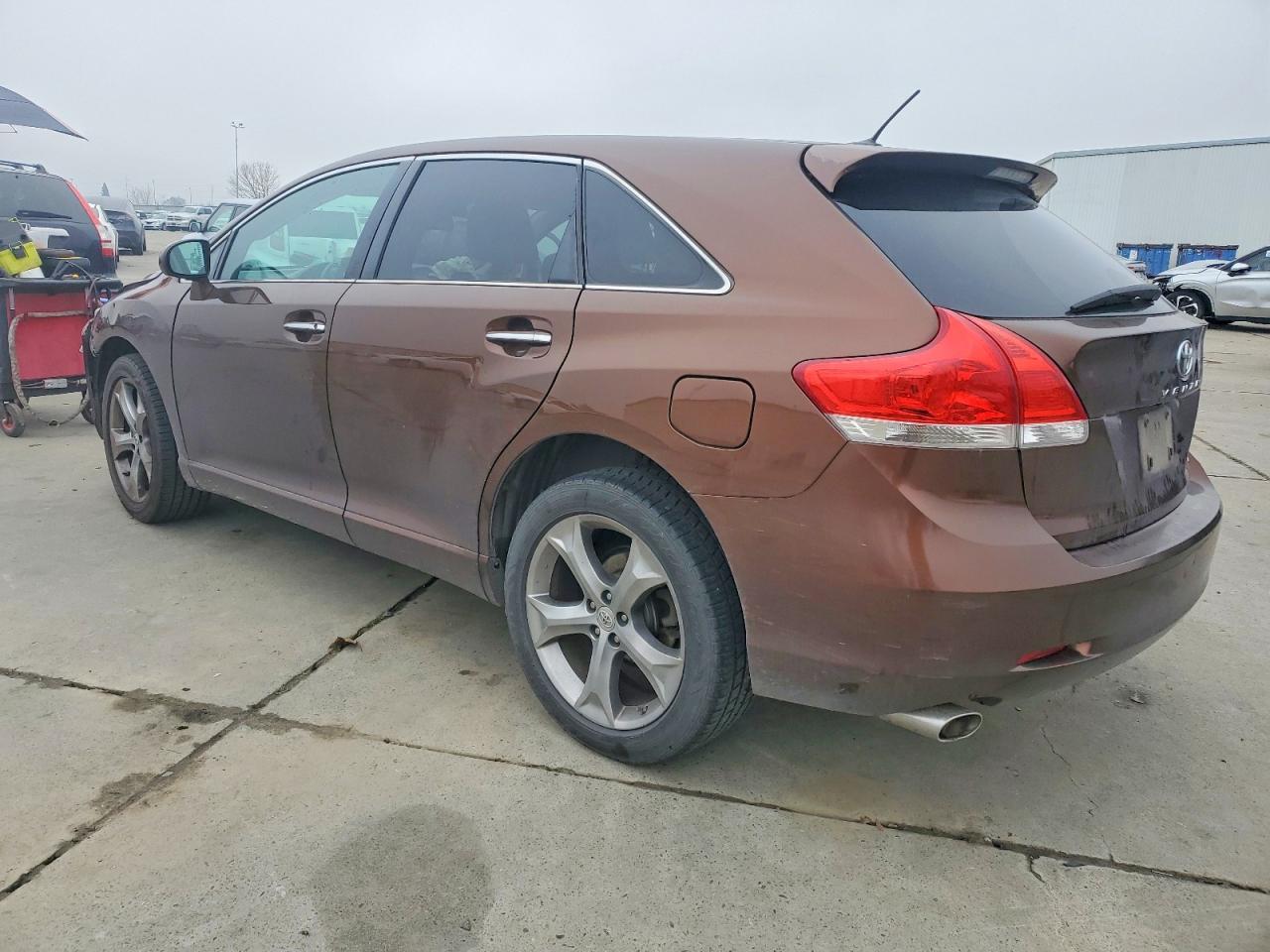2010 TOYOTA VENZA photo 2