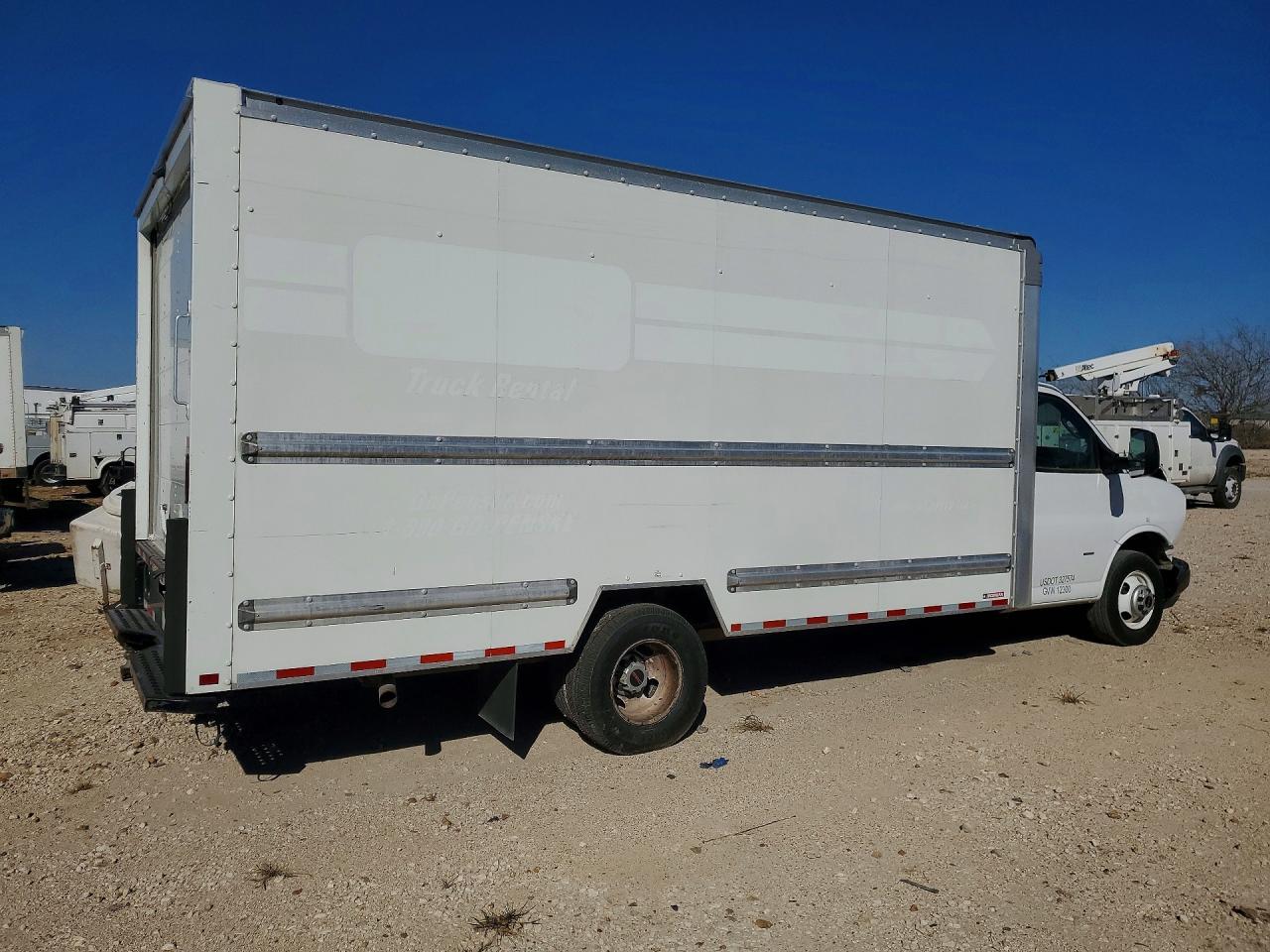 2022 GMC SAVANA BOX TRUCK photo 3