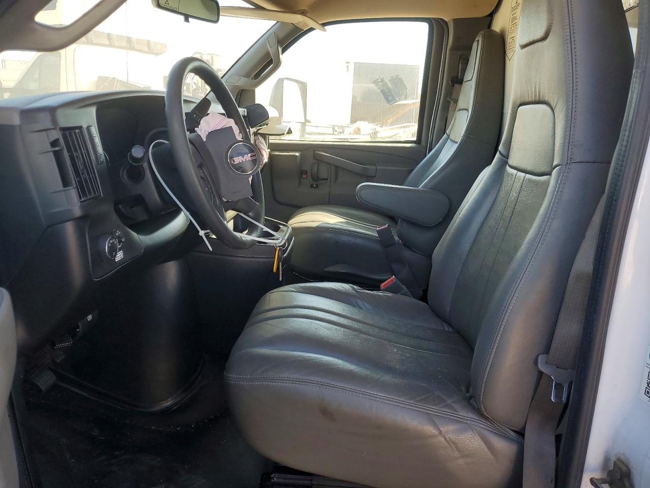 2022 GMC SAVANA BOX TRUCK photo 7
