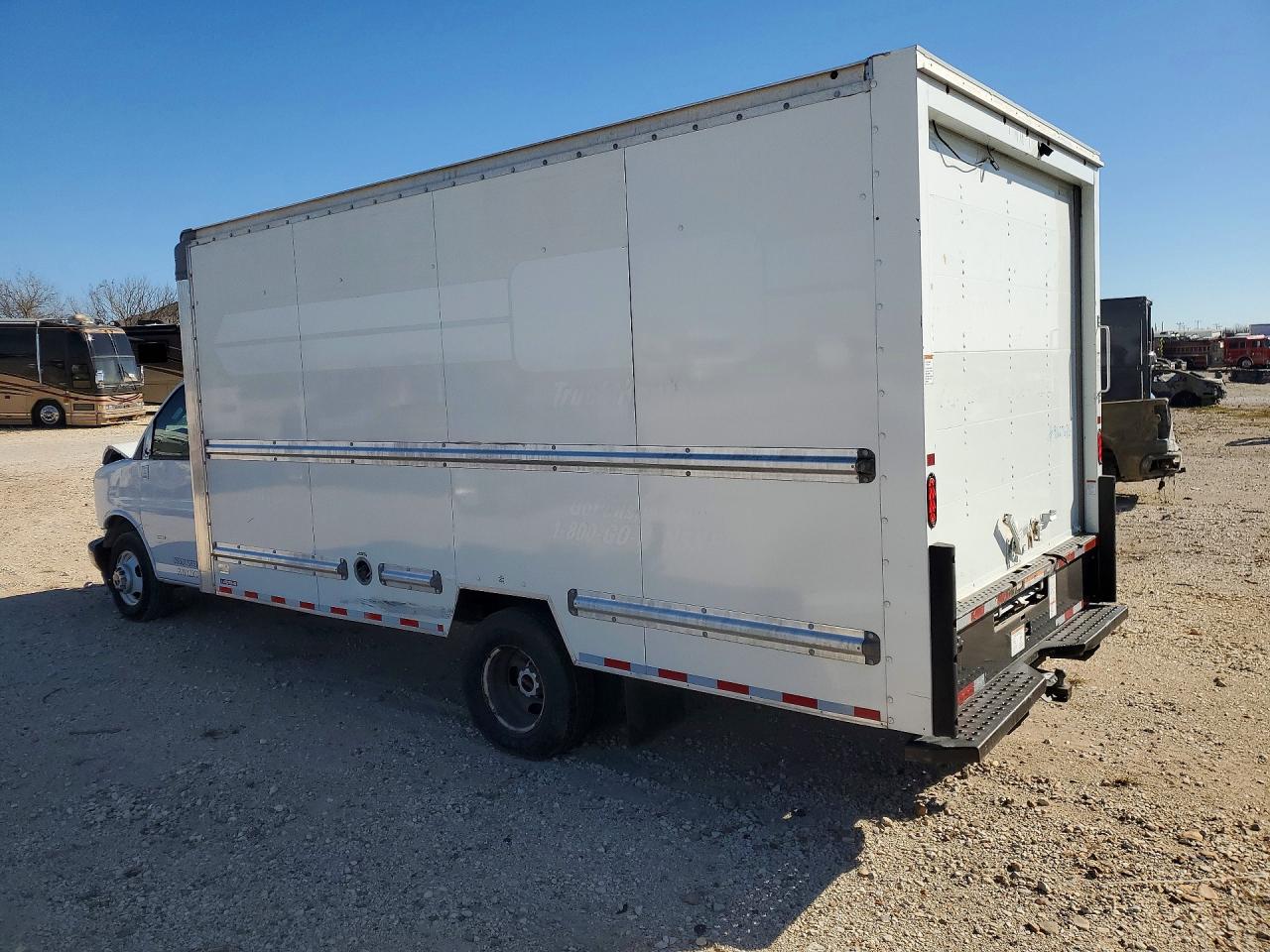 2022 GMC SAVANA BOX TRUCK photo 2