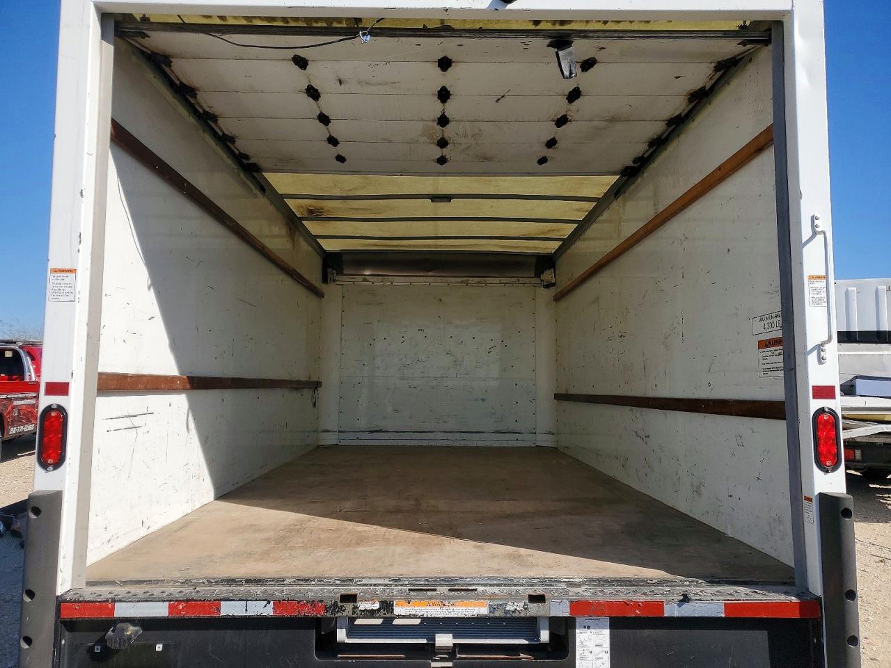 2022 GMC SAVANA BOX TRUCK photo 10