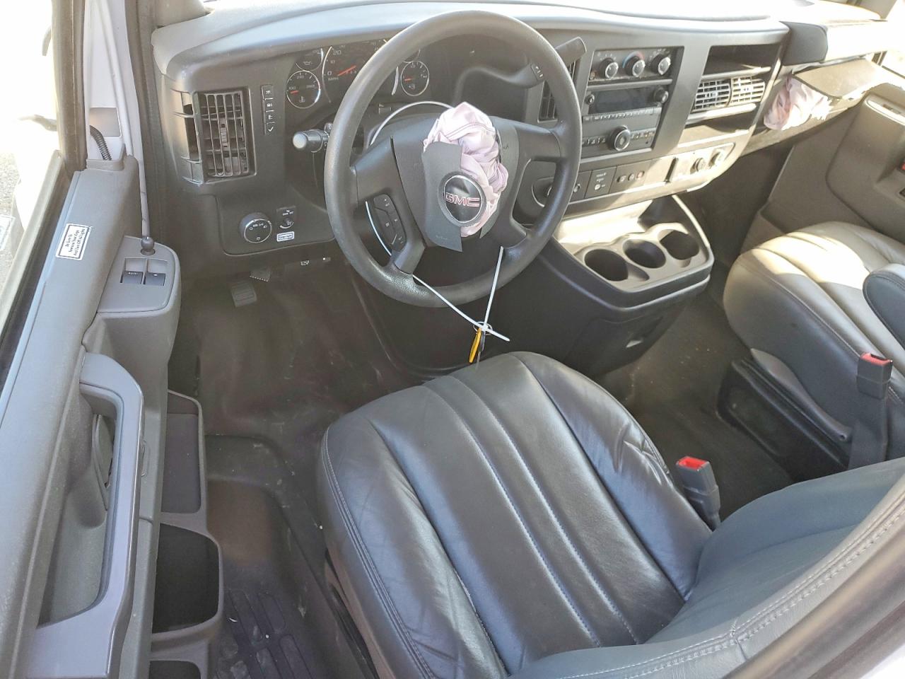 2022 GMC SAVANA BOX TRUCK photo 8