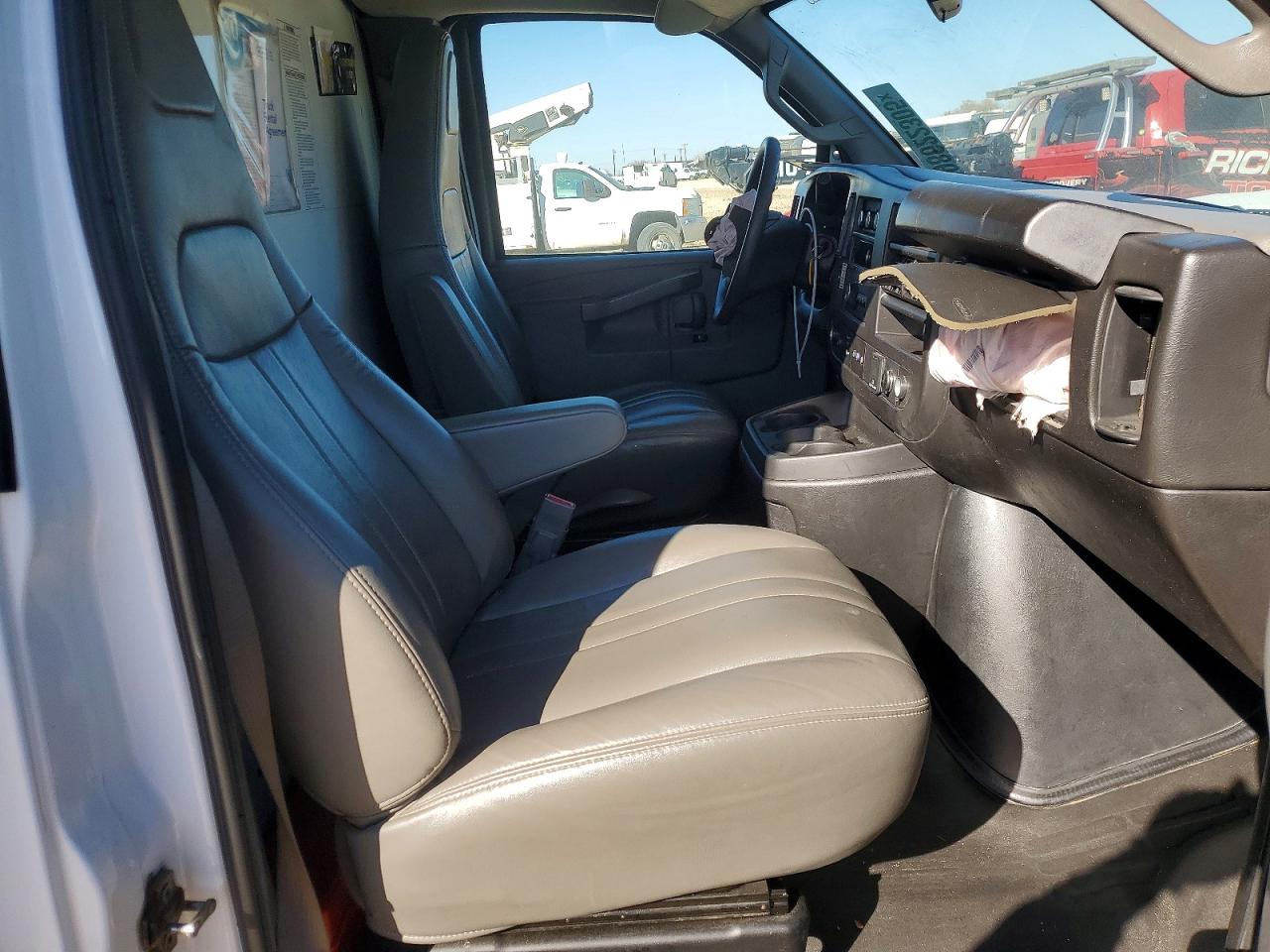 2022 GMC SAVANA BOX TRUCK photo 11