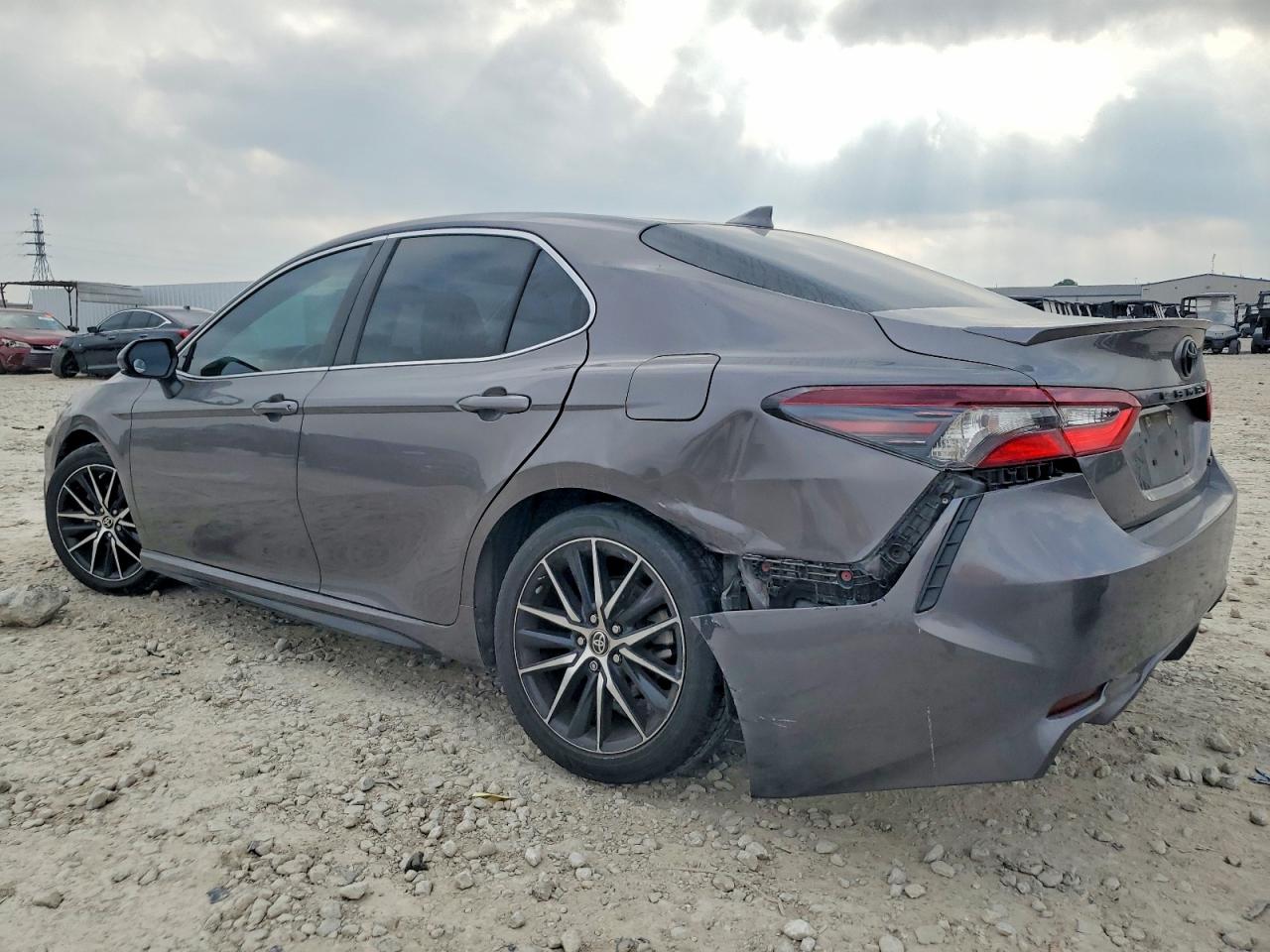 2021 TOYOTA CAMRY SE photo 3